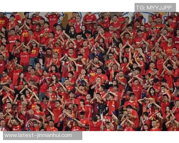 重庆足球赛场再现冲突球迷与球员激烈对峙引发广泛关注与讨论